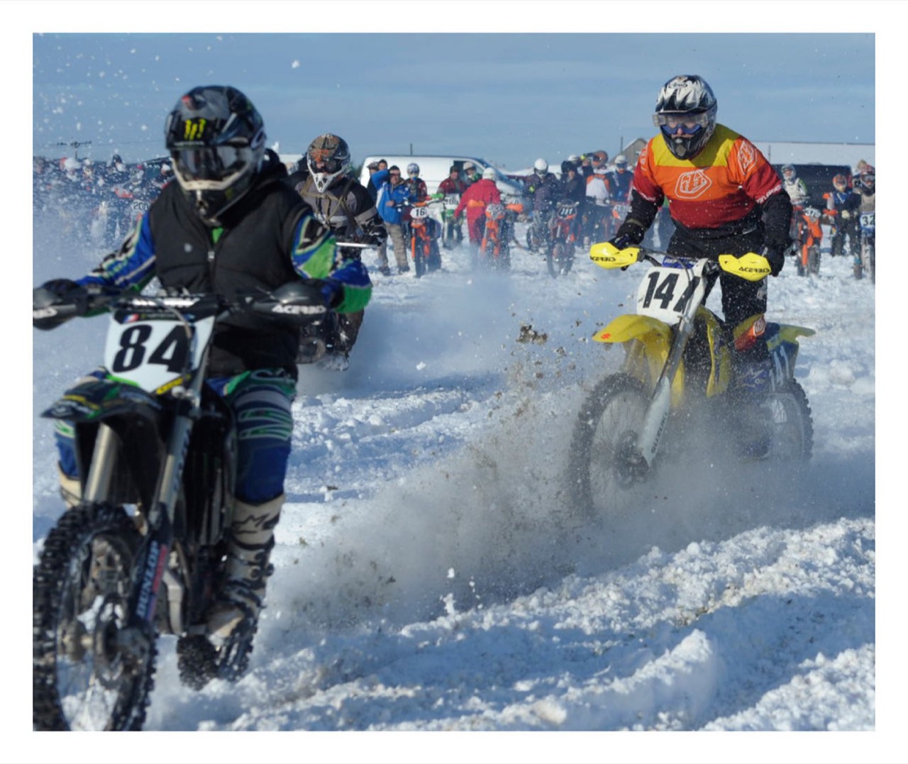 Motocykl terenowy na leśnej drodze
