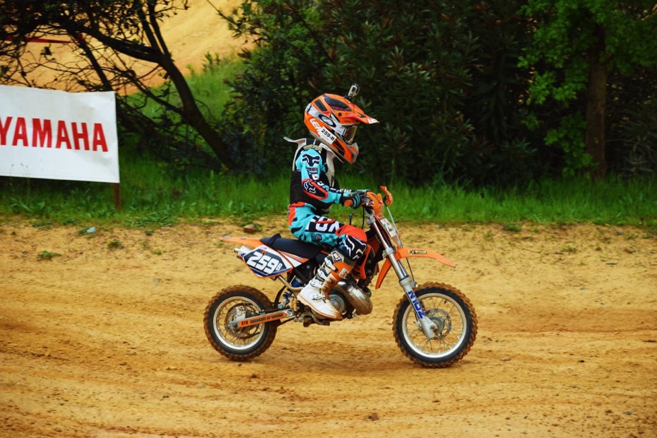 Motocykl enduro na leśnej trasie