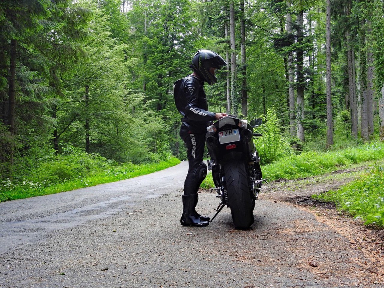 Motocykl terenowy w warsztacie podczas konserwacji
