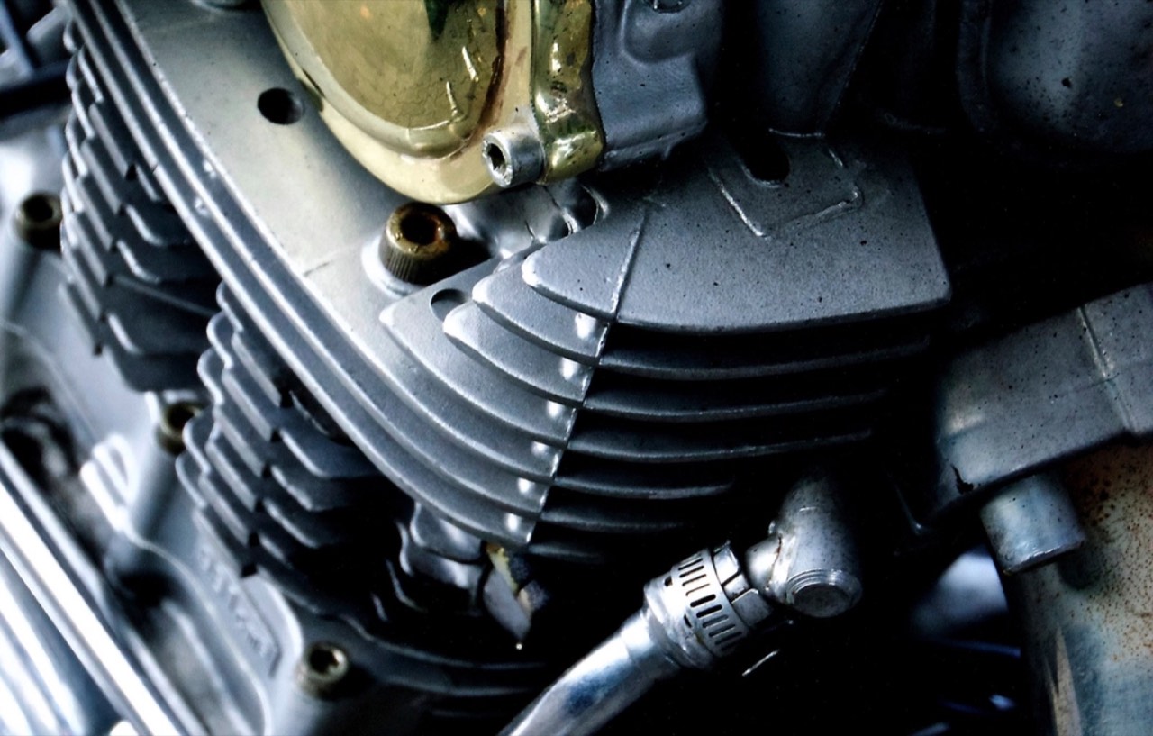 Motocykl elektryczny z tablicą rejestracyjną na drodze
