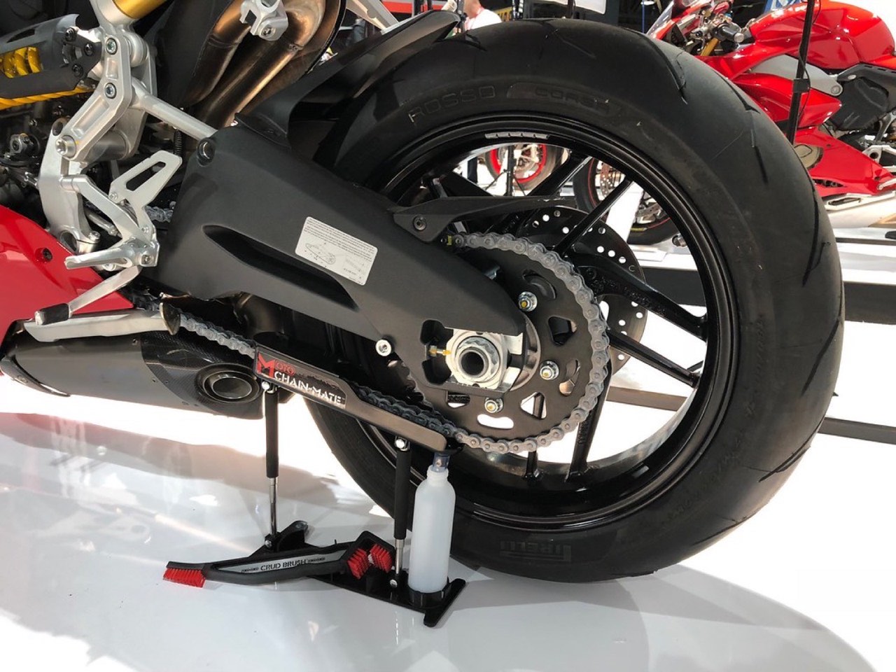 Ładowarka podłączona do motocykla elektrycznego