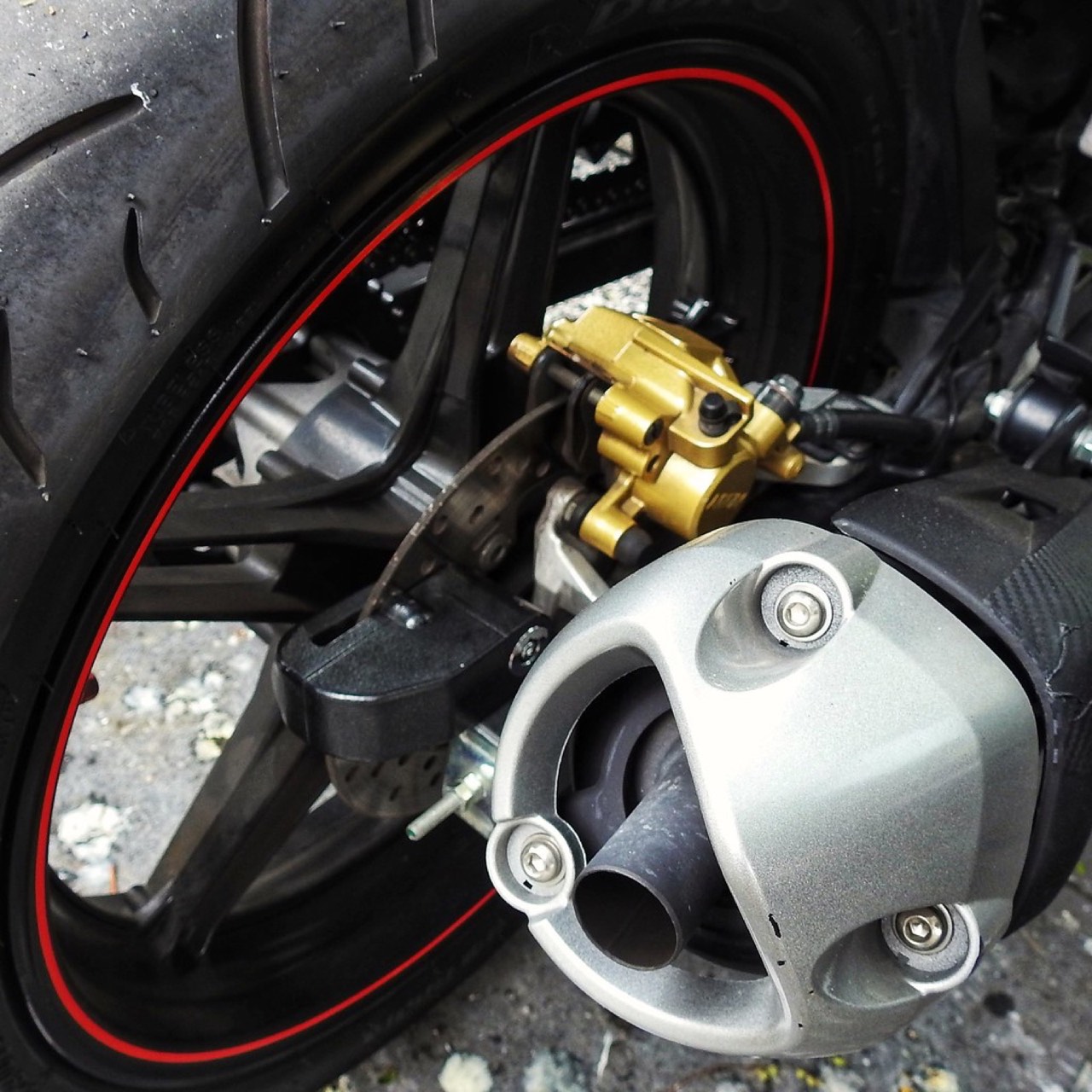 Koło motocykla terenowego podczas serwisu