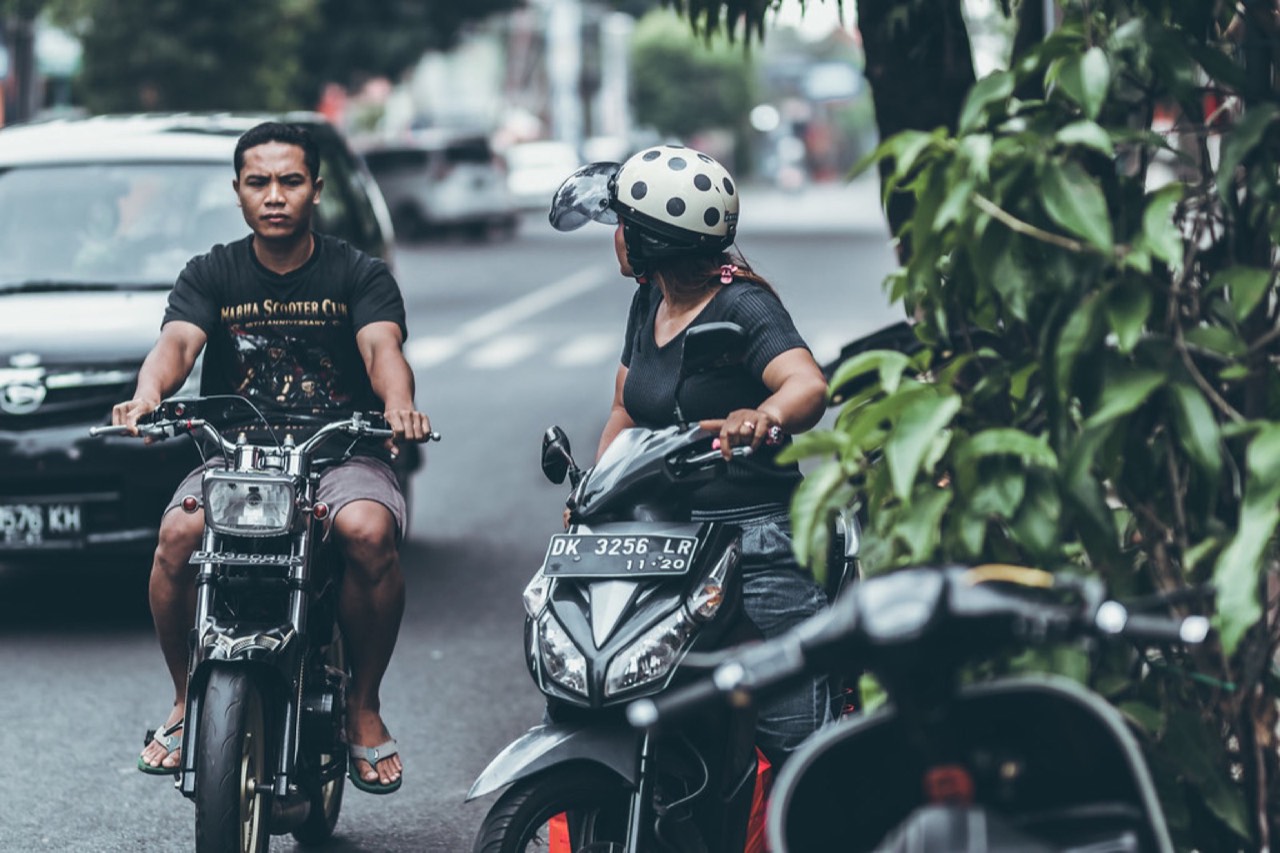 Motocykl terenowy w warsztacie podczas przeglądu