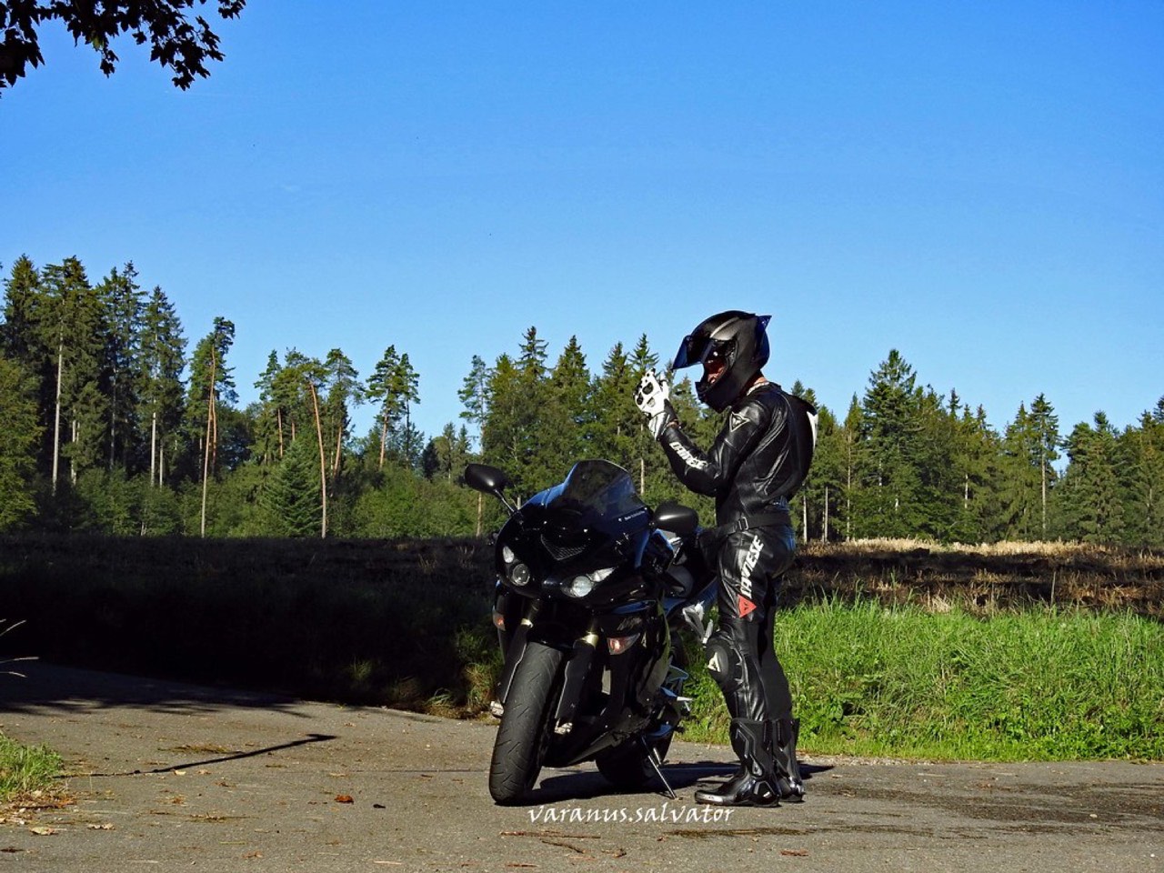 Zacisk hamulcowy motocykla terenowego z bliska