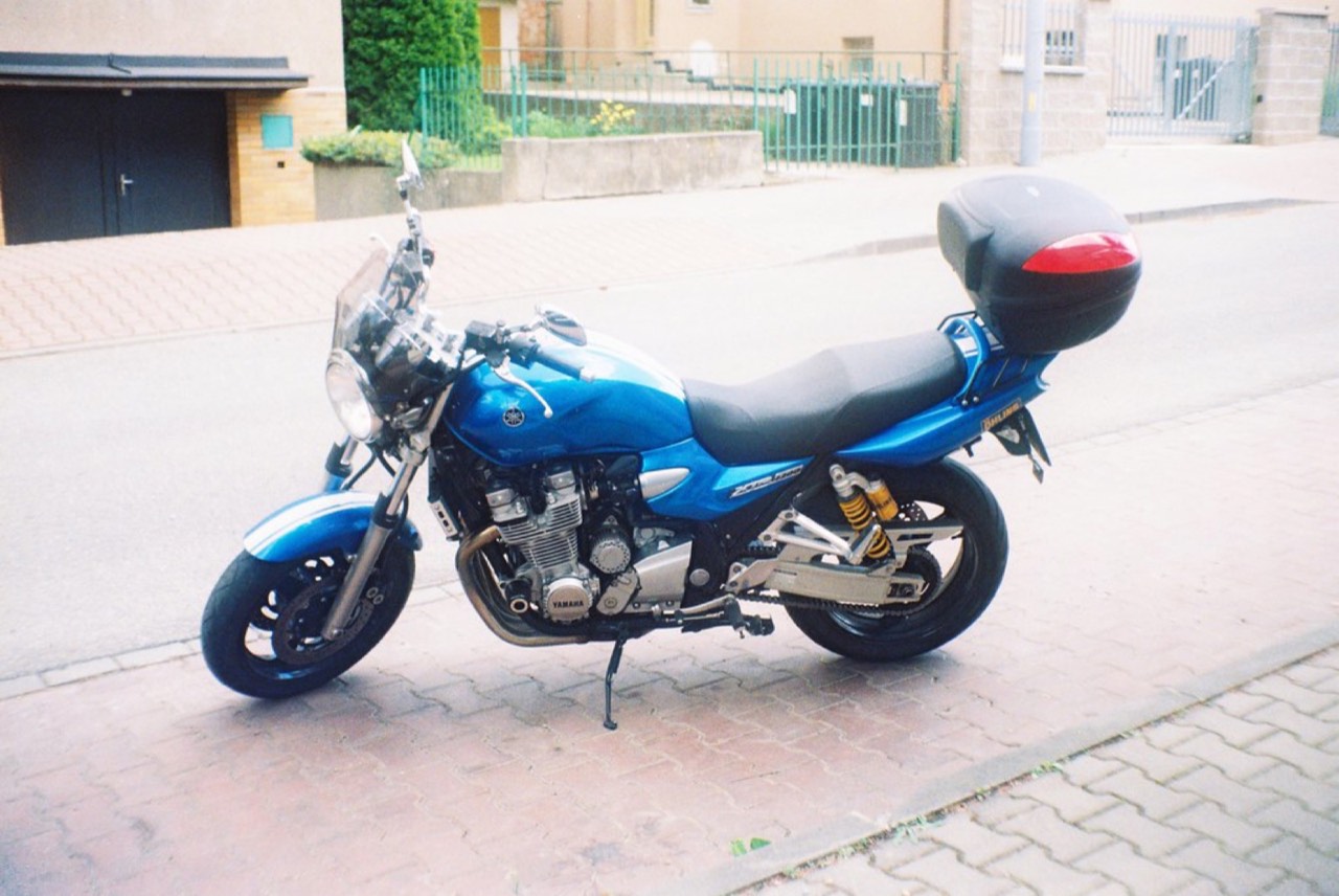 Młody motocyklista na małym motocyklu terenowym
