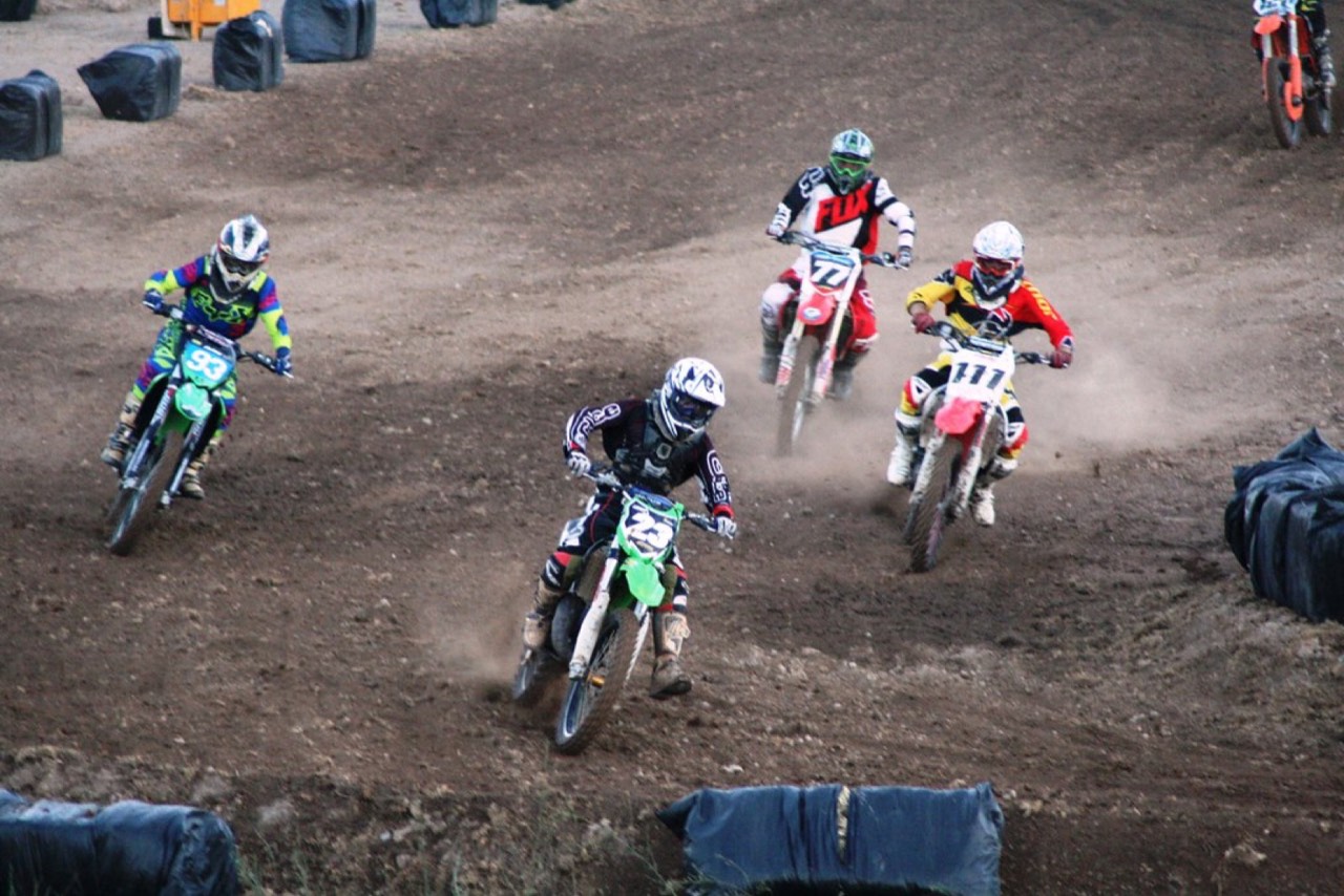Motocykl enduro pokonujący piaszczysty podjazd